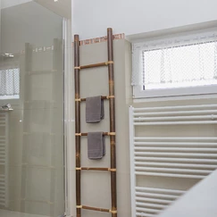 Bambusový dekoračný rebrík tmavý