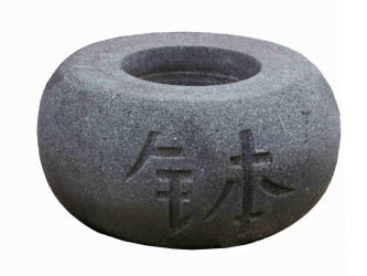 Lávová nádržka tsukubai s čínskymi znakmi pr. 40 cm