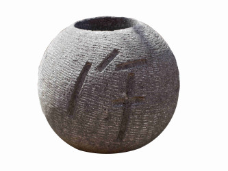 Lávová nádržka tsukubai s čínskými znaky pr. 34 cm